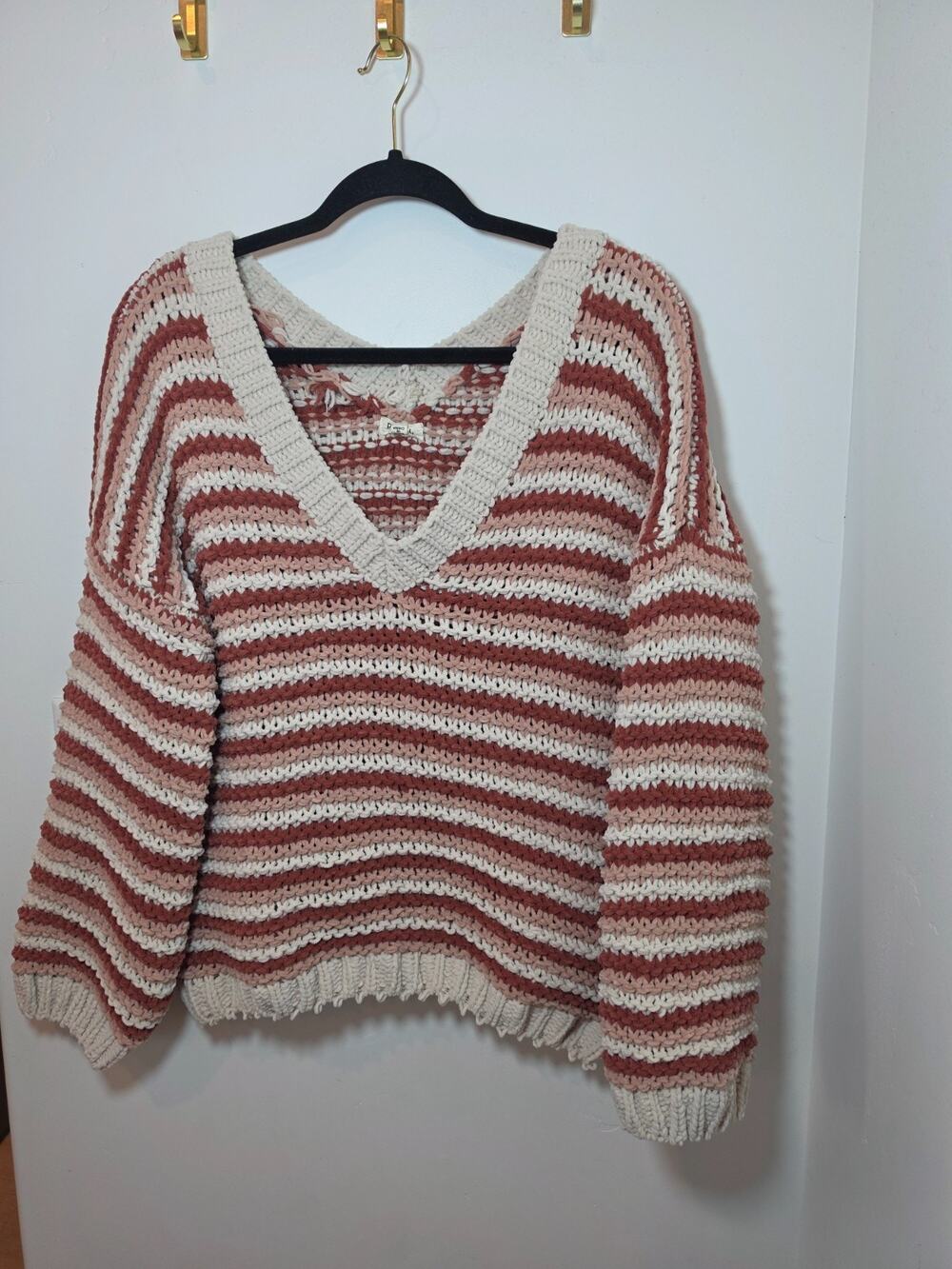 POL Chunky Knit V-Neck Oversized Sweater Medium Rusty Cream Striped